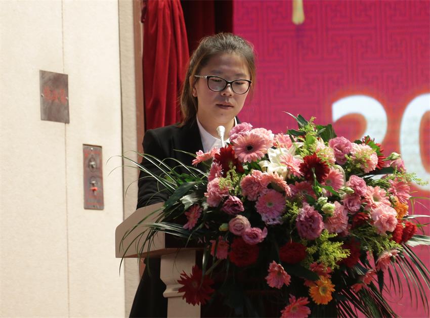 集團執(zhí)行總裁、江蘇南佛園林公司總經(jīng)理石偉偉同志宣讀人事任免決定