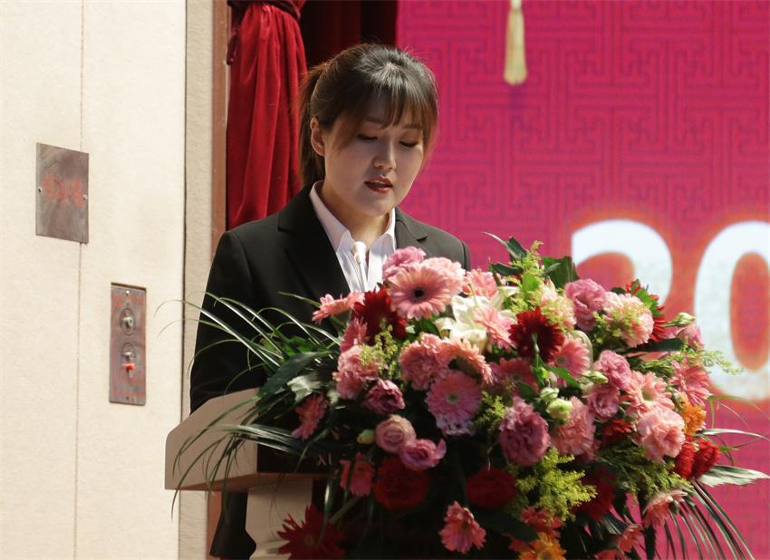 集團(tuán)副總、江蘇樹恩教育科技有限公司總經(jīng)理郭晏彤同志宣讀《關(guān)于2019年寶潤(rùn)集團(tuán)下達(dá)各校區(qū)招生計(jì)劃的意見》