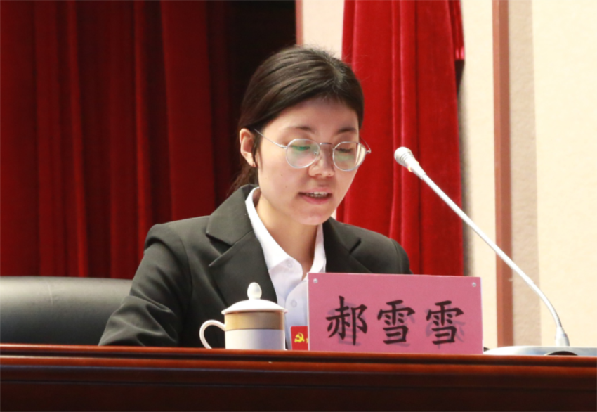 中共徐州寶潤實(shí)業(yè)集團(tuán)黨委常委、組織部長(zhǎng)、黨委辦公室主任郝雪雪宣讀中共徐州寶潤實(shí)業(yè)集團(tuán)第一屆黨委委員和紀(jì)委委員候選人名單及個(gè)人簡(jiǎn)歷